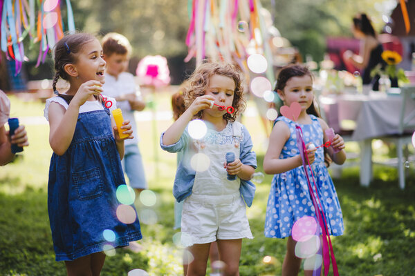 Kinder mit Seifenblasen auf einem Sommerfest | © Adobe Stock